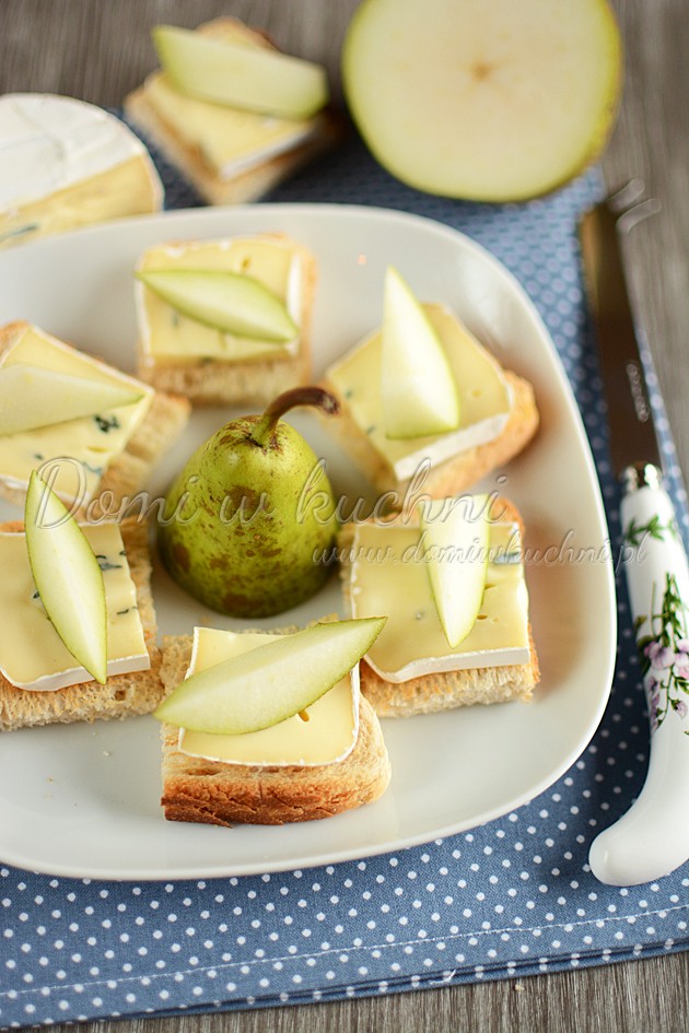 Grzanki z serem pleśniowym i gruszką
