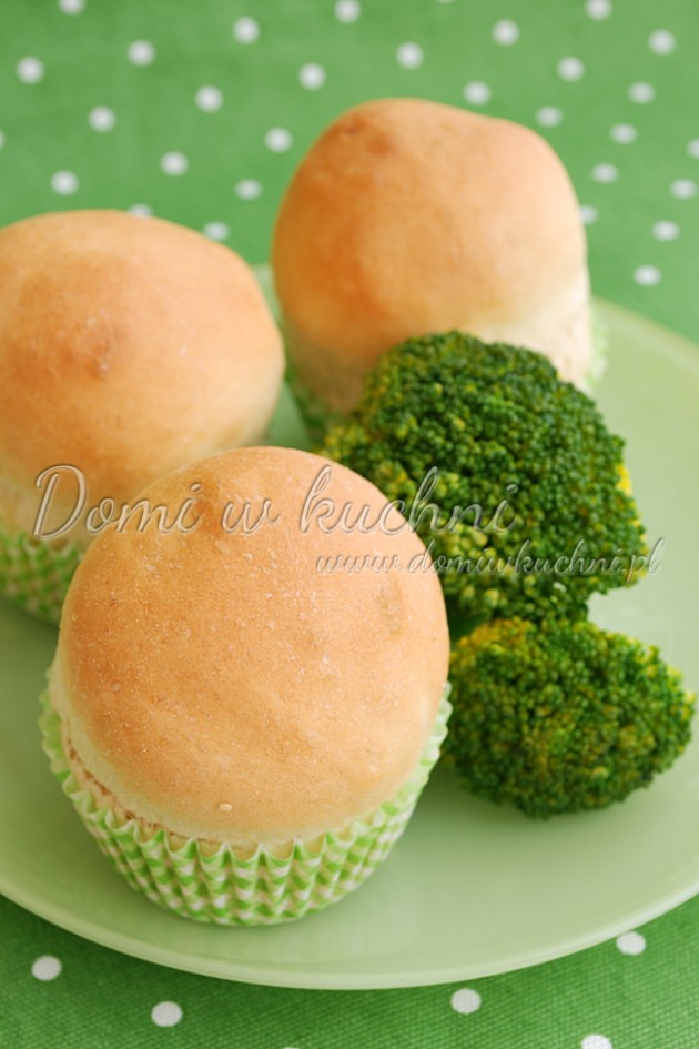 Drożdżowe muffiny z fetą i brokułem
